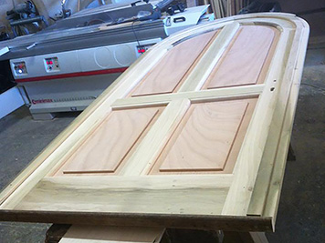 Porta di ingresso su misura in legno massello - Prima della verniciatura