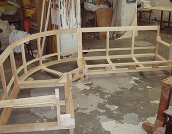 Struttura di divano ad angolo realizzato su progetto in legno di pioppo