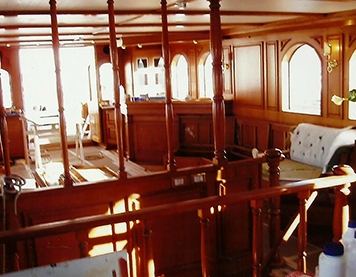Arredamento di yacht - Rivestimento pareti con boiserie e sedute integrate negli arredi